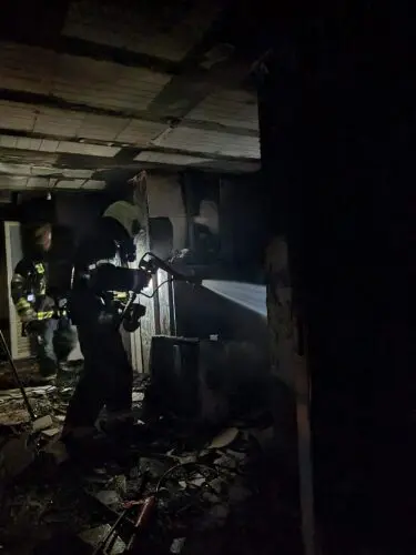 חולון: שריפה פרצה בבניין מגורים בעיר, חולצו חמישה דיירים וכלב מדירה אפופת עשן