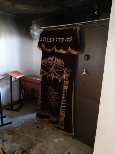 "נזק רב לרכוש בית הכנסת אך ארון הקודש לא נפגע": שריפה פרצה בבית כנסת בירושלים