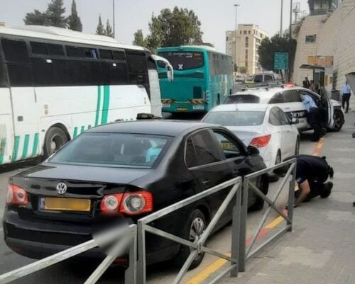זיהה את השוטרים, פרץ את המחסום ונמלט תוך נסיעה נגד כיוון התנועה
