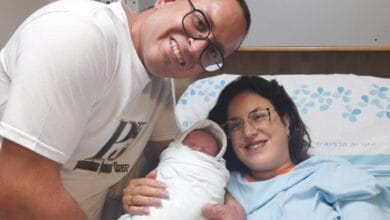 משפחת גזי רגע אחרי לידת בנם השלישי והראשון ברמב"ם לשנה העברית החדשה שהחלה הערב